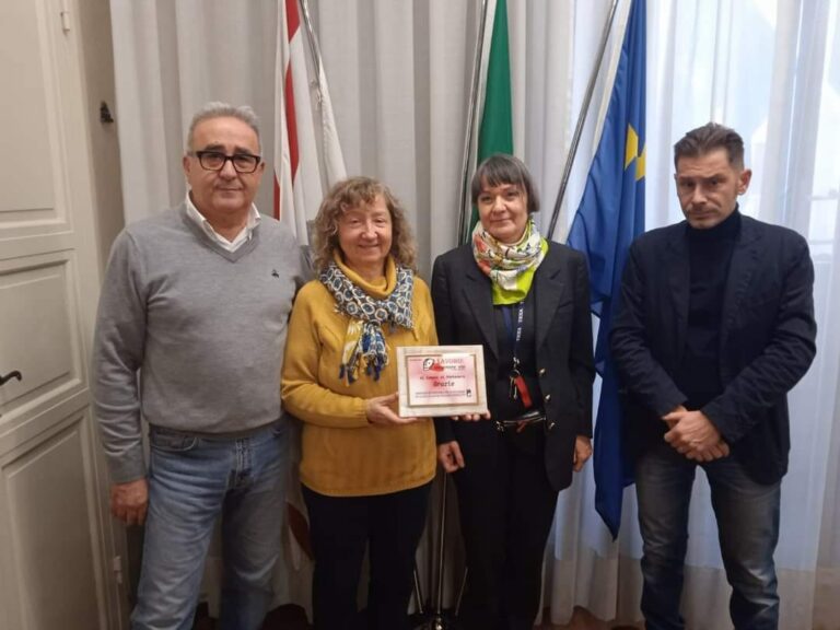 Consegnata targa di riconoscimento al Comune di Pontedera per la Mostra ...